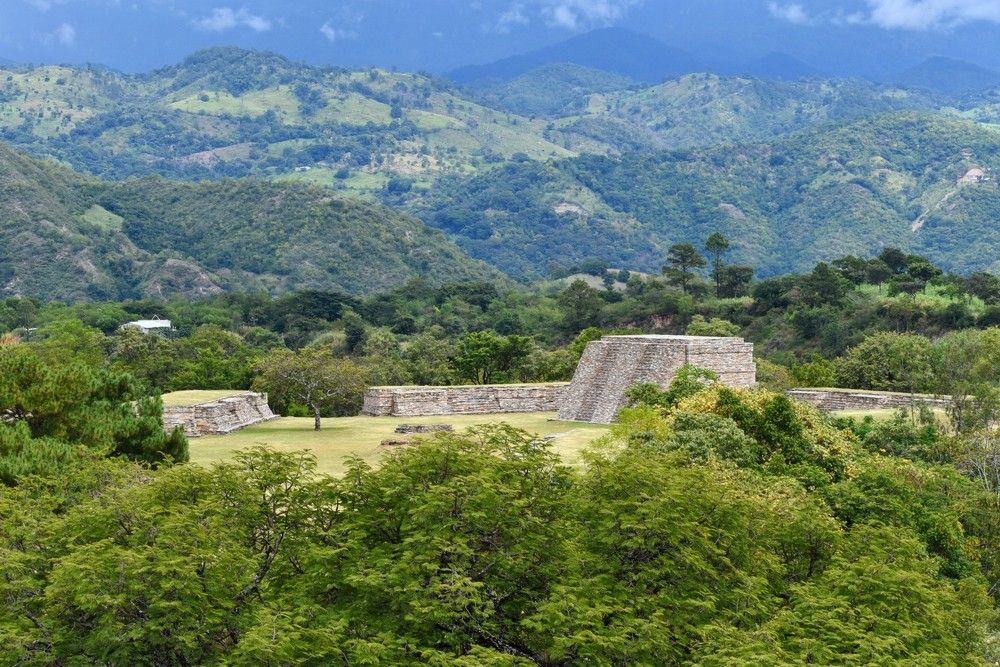 Fortaleza maya entre montañas.