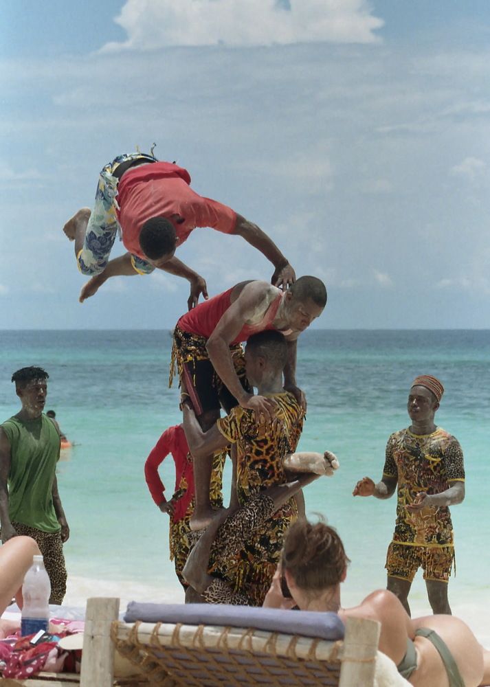 Акробатический этюд со зрителями и фотографом.