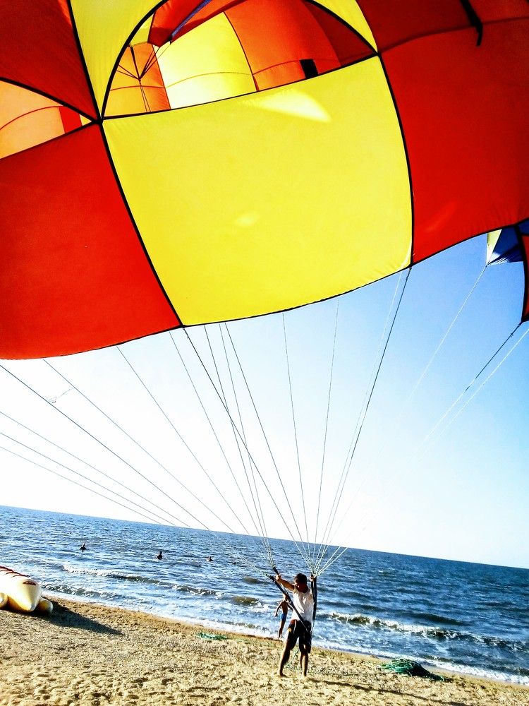 Приземлился.