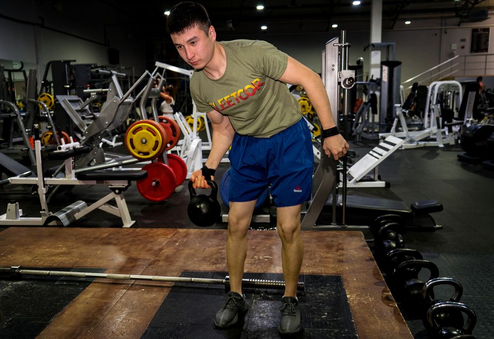 Спортсмен с гирей