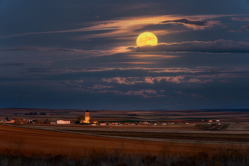 Luna llena sobre Villarrín de Campos