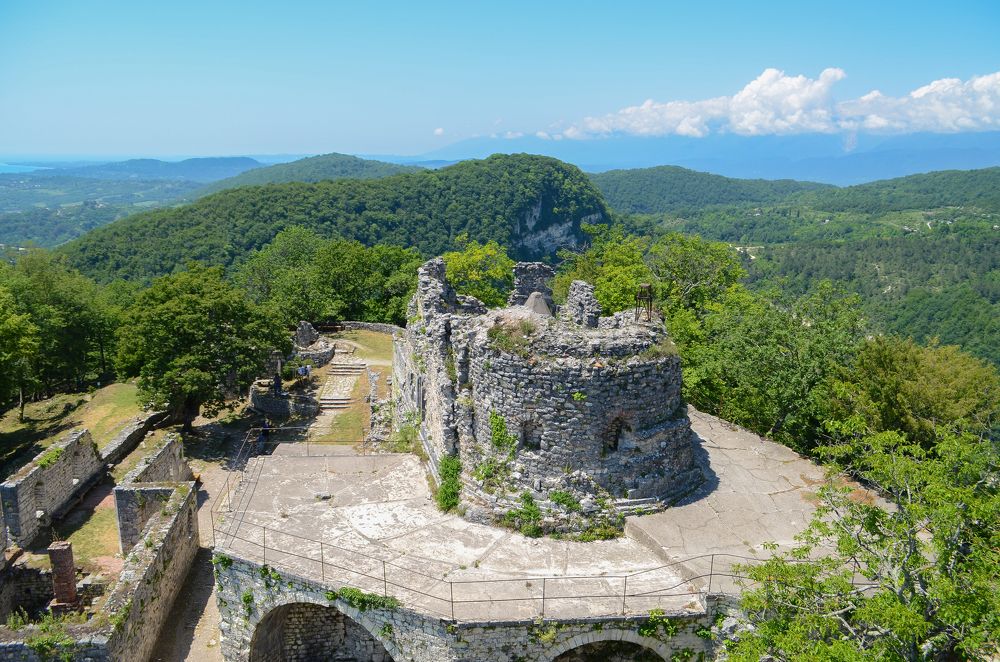 Вид с самой высокой башни Анакопийской крепости