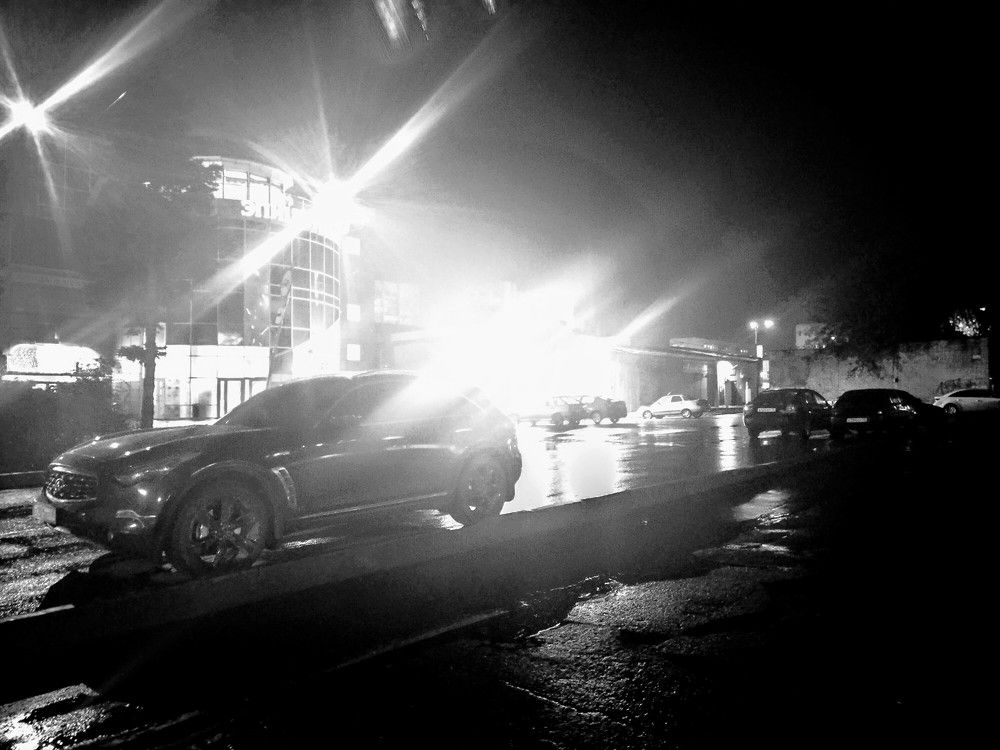 Автомобиль в свете прожекторов.