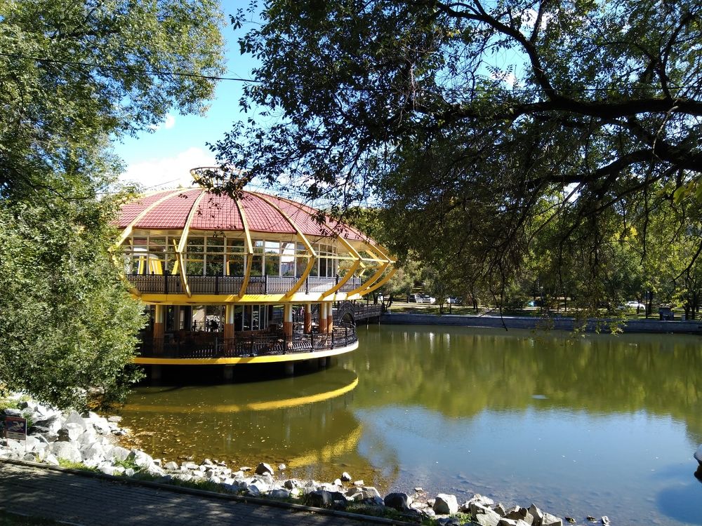 Кафе на городском пруду.