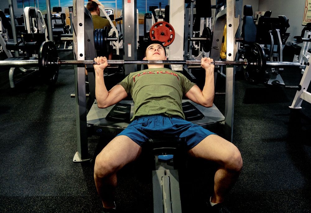 Молодой человек с штангой