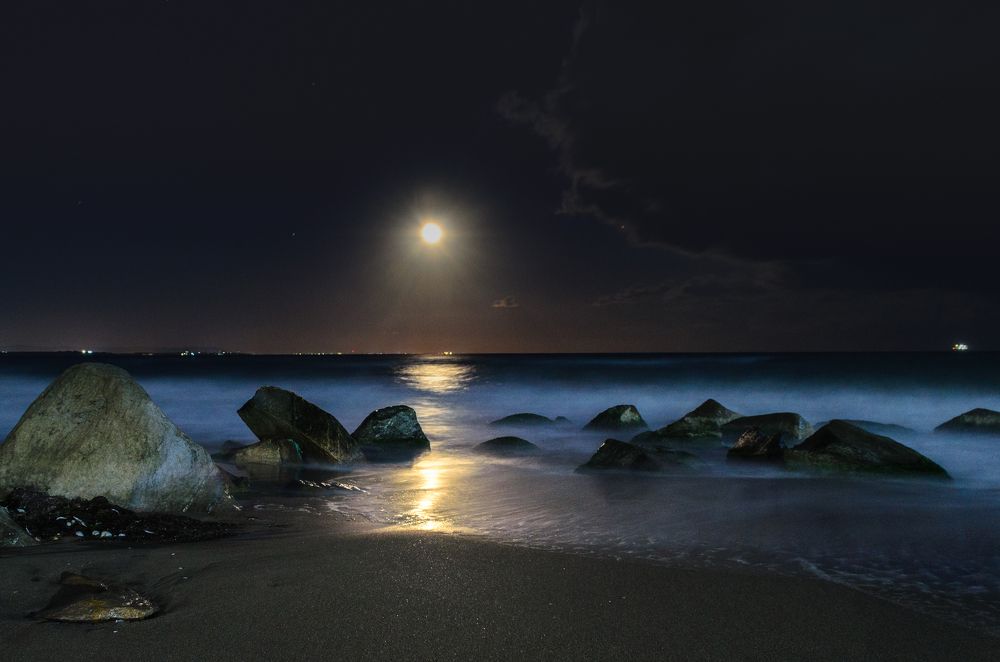 Морето посреща Луната