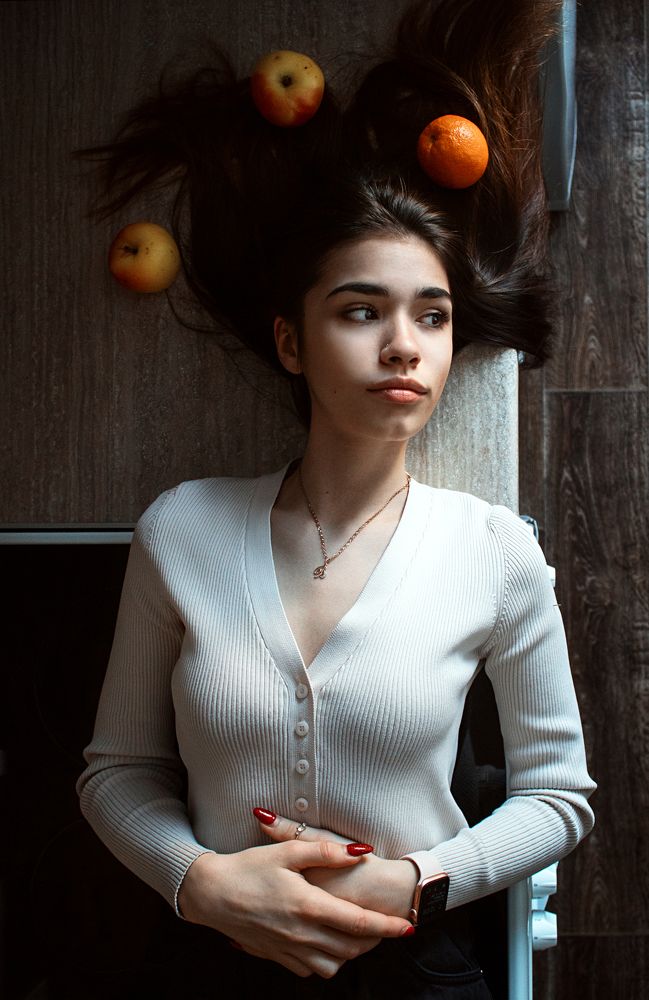 Девочка с фруктами