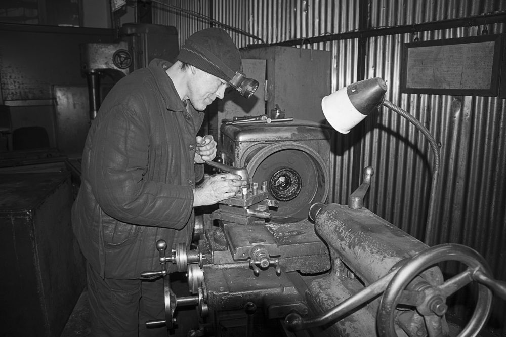 счастливый токарь