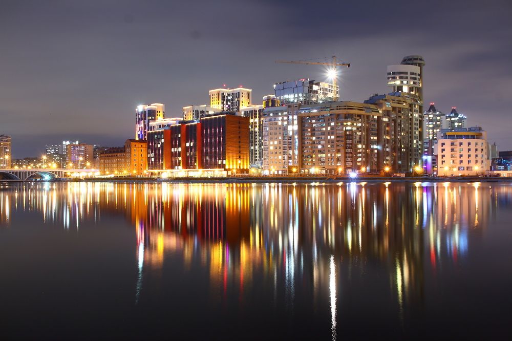 Ночной Екатеринбург на реке Исеть.