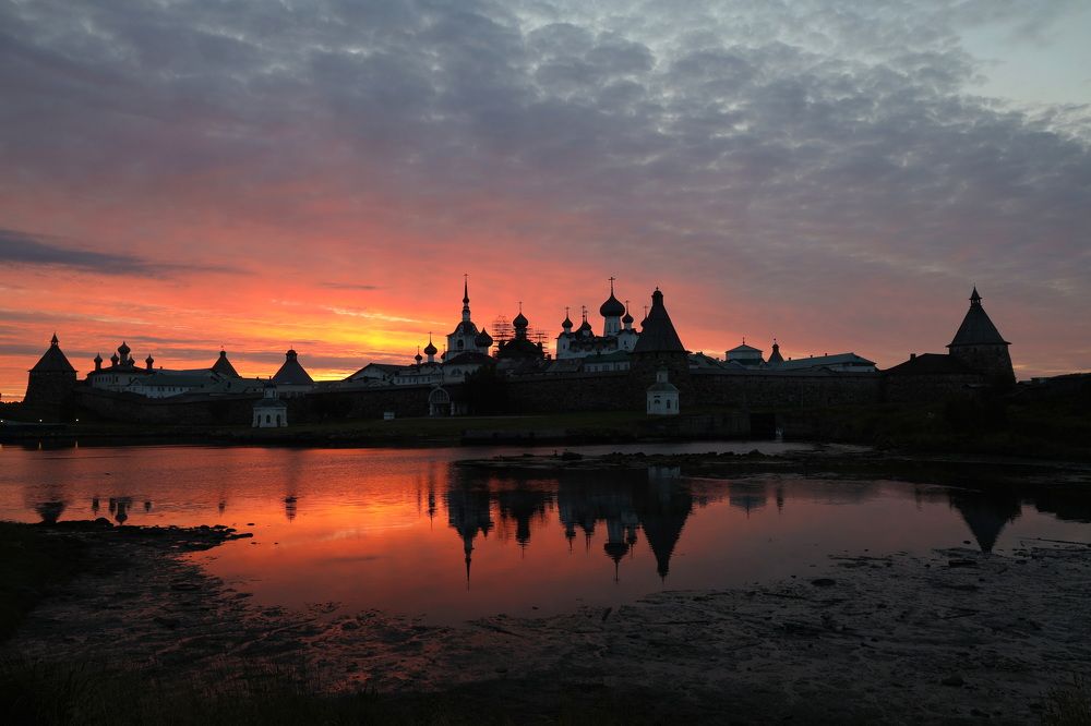 Восход над Соловецким монастырем