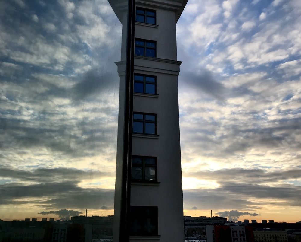 Московские облака и их отражение в створке окна.. Moscow clouds and their reflection in the window sash.