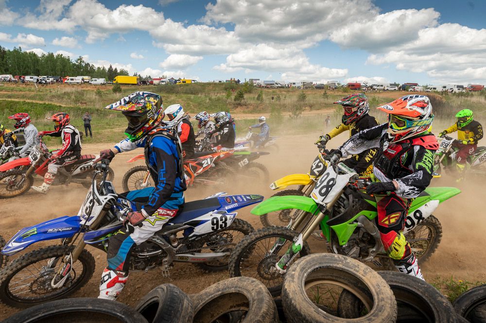 Пройти первый поворот.