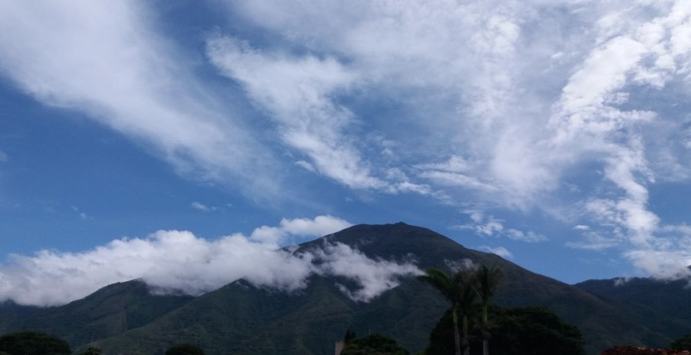 El Ávila y sus nubes.../  the Ávila and its clouds ...