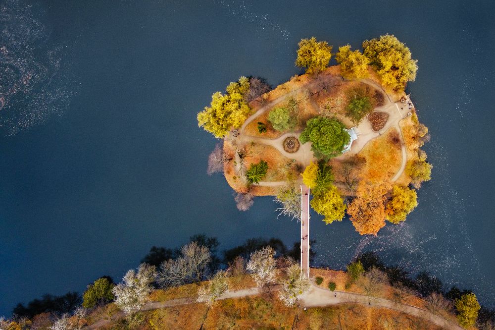 Спросите себя, кто довёл страну до нищеты и изоляции?