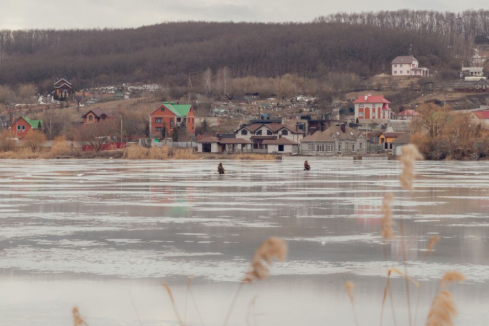 Рыбаки на реке