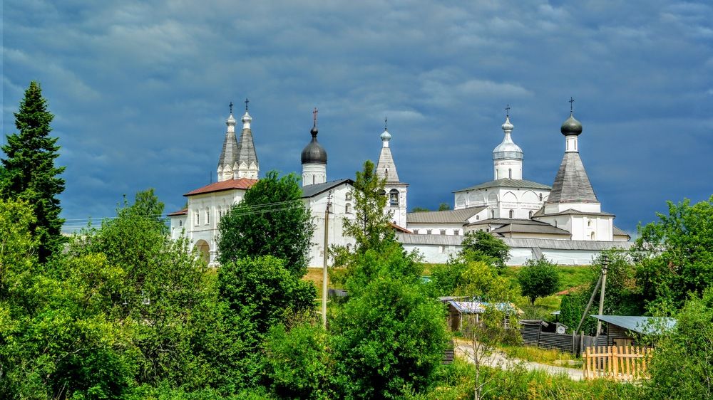 У  Ферапонтова монастыря