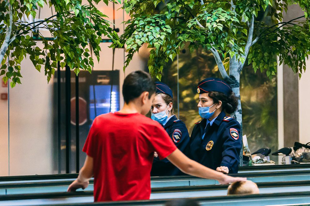Sheremetyevo Airport. Suspicion in everything. (Подозрение во всем)