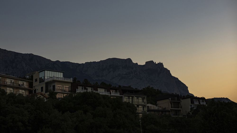 Восход над Алупкой