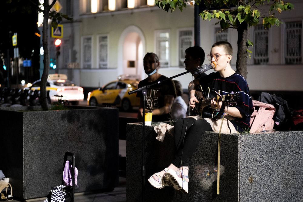 Уличный музыкант.