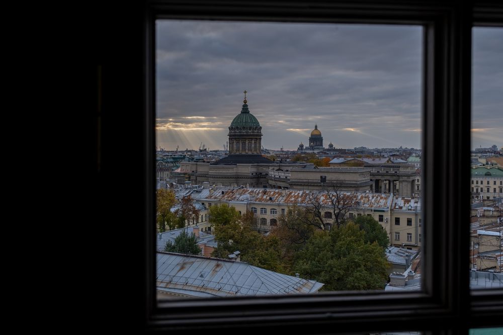 Лучи света над пасмурным городом
