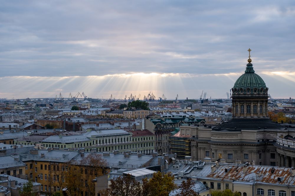Лучи света над пасмурным городом