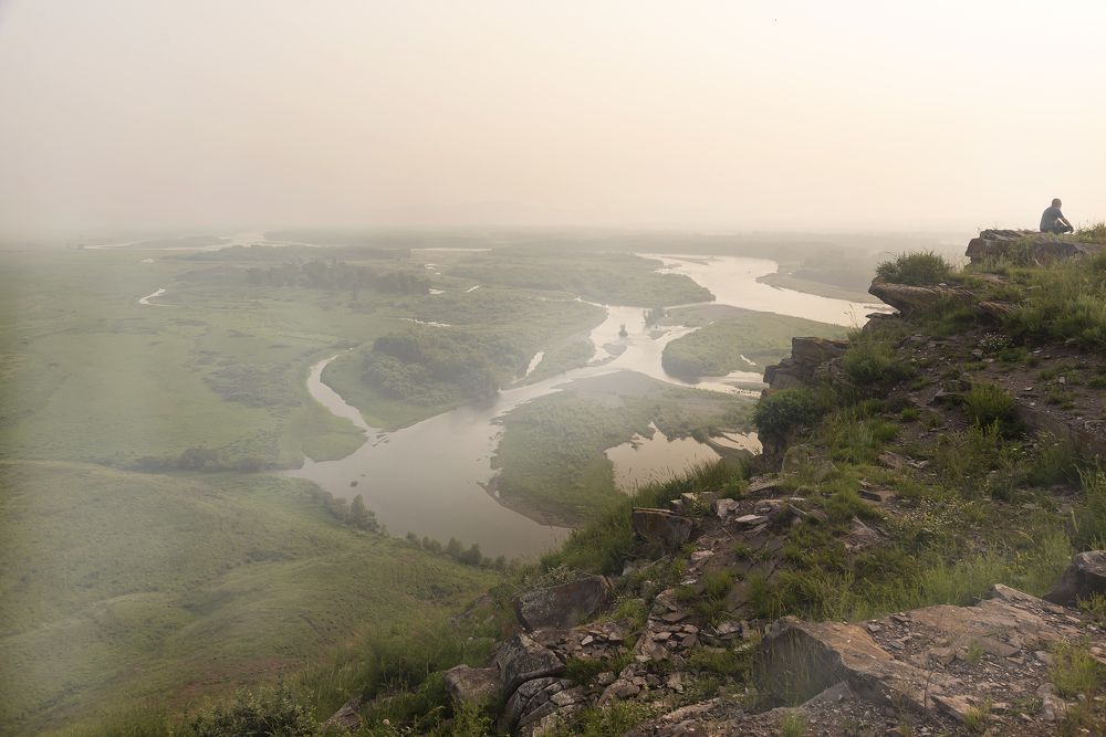 Дельта реки в тумане.