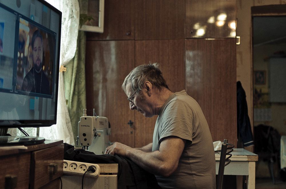 За швейной машинкой