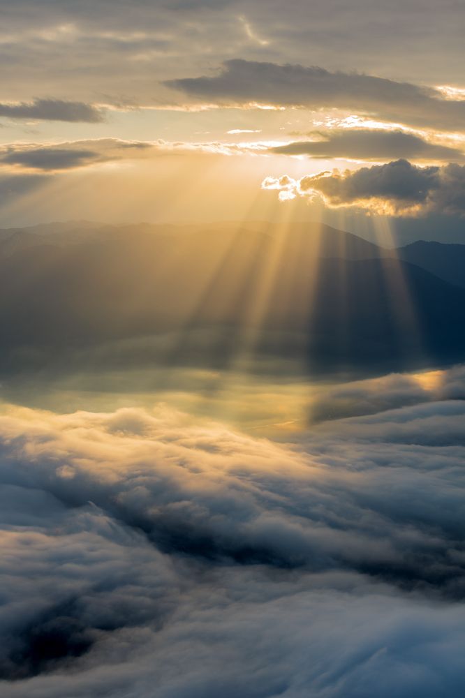 Закатные лучи сквозь облака