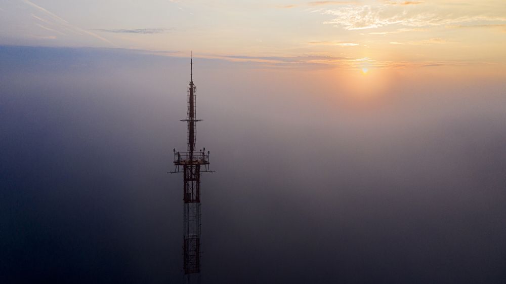 Мачта телевещания в Ярославле туманный утром