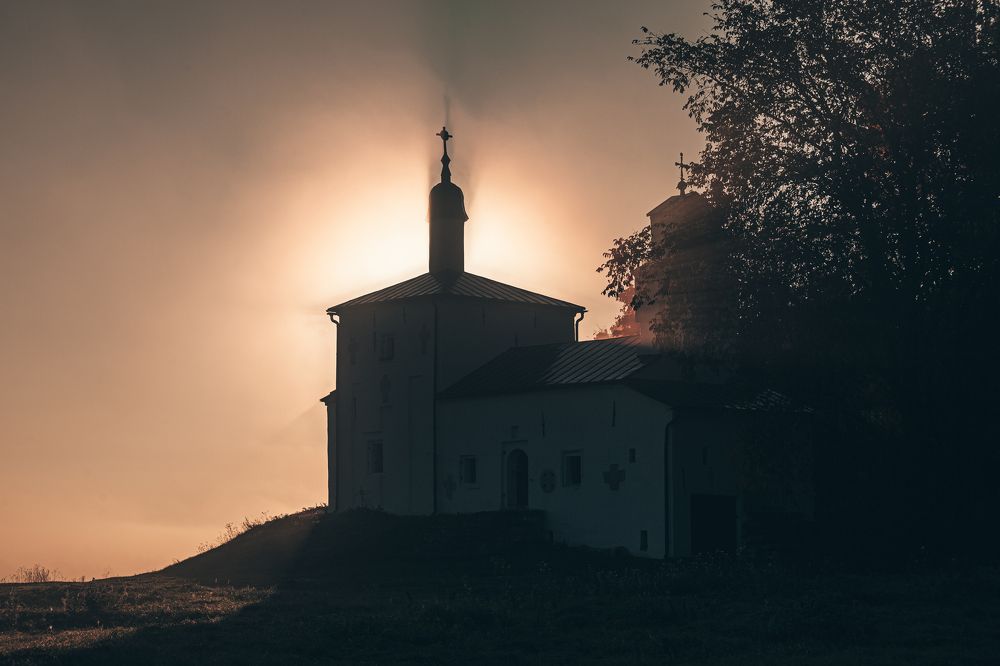 Никольская церковь в утреннем тумане