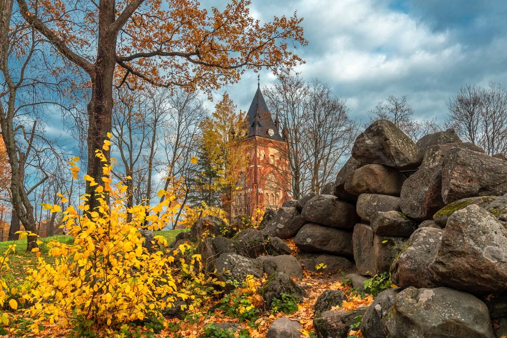 Золотая осень в Александровском парке. Замок"Шапель"