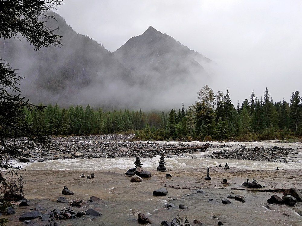 С высоких гор спускается туман