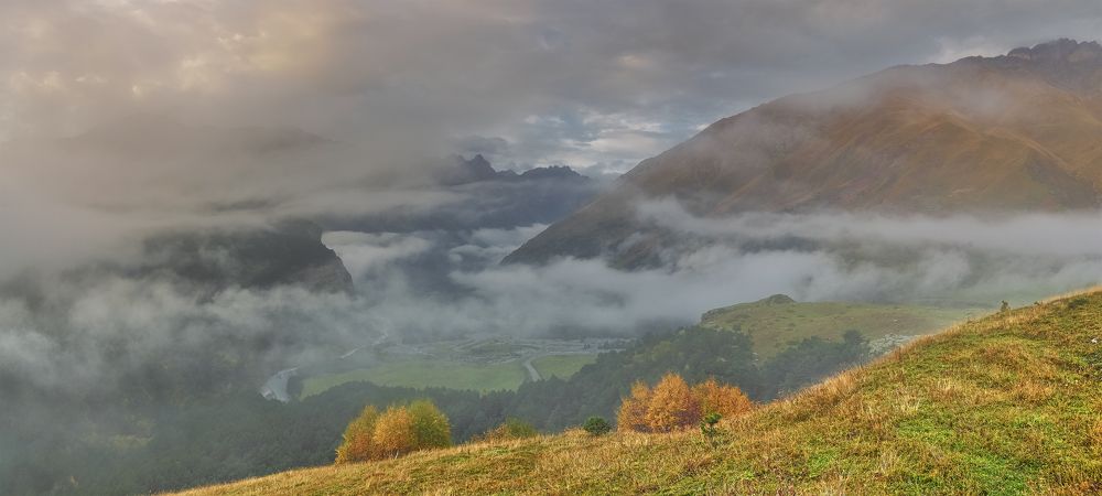 В объятьях.