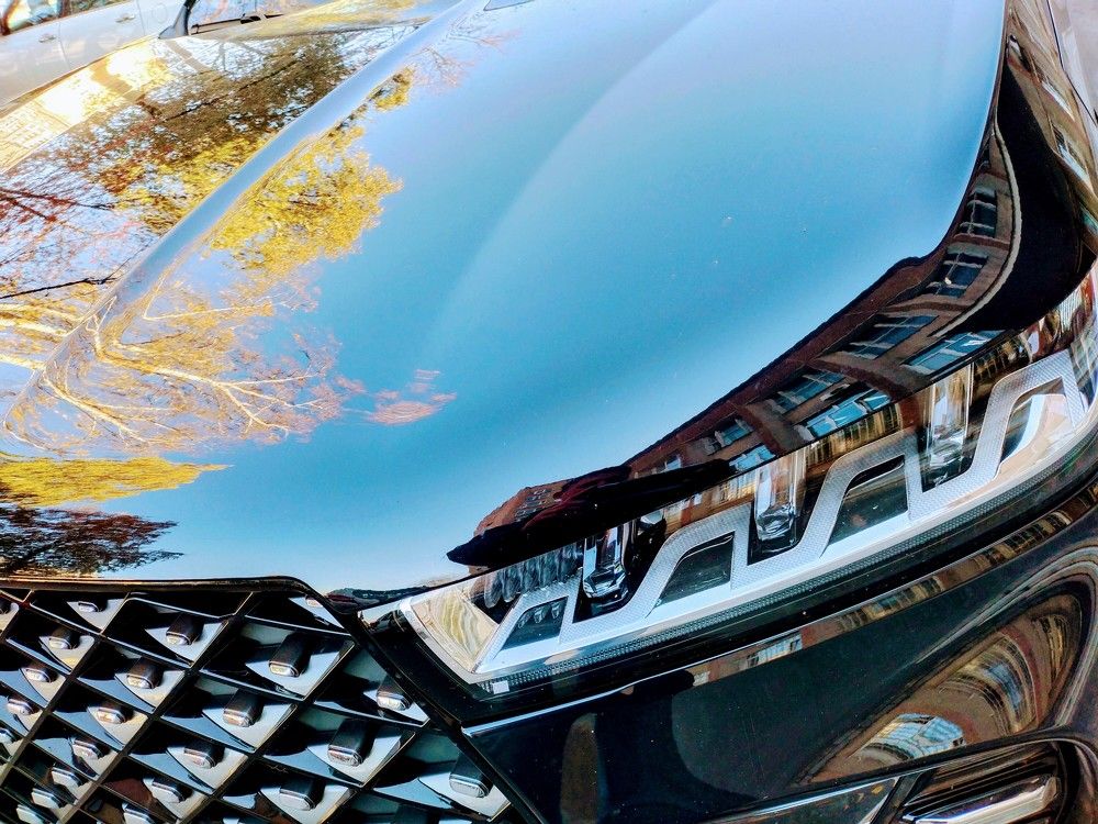 Осень на капоте.