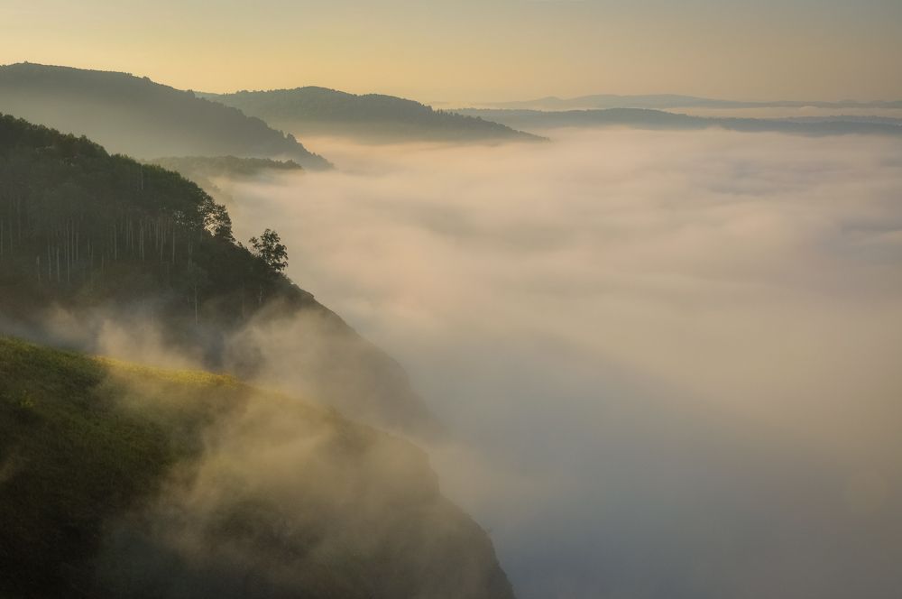 Туманное утро на утёсе