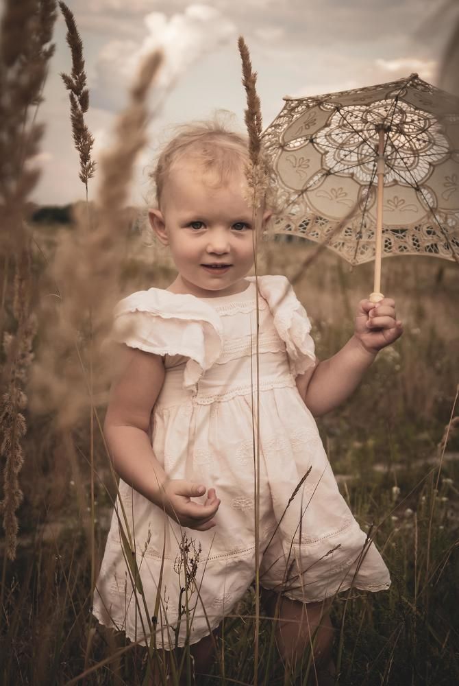 Девочка с зонтиком