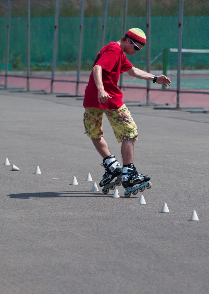 На роликах.