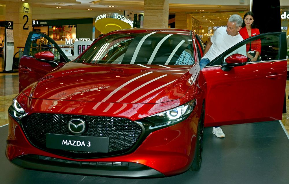 В автосалоне.