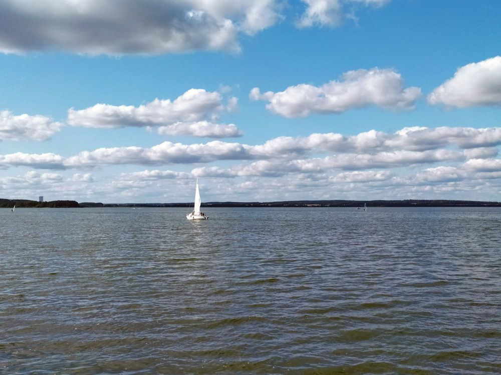 белеет парус одинокий.