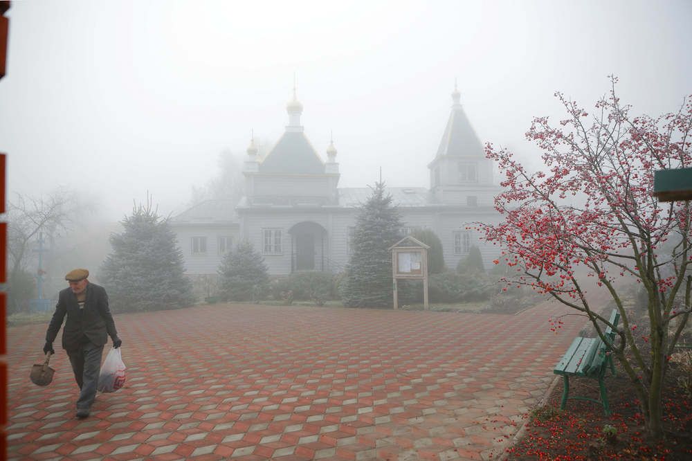 Туман и немного красного.