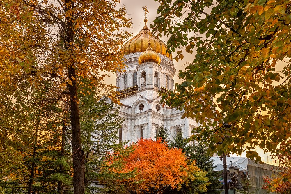 Храм Христа Спасителяв осеннем убранстве