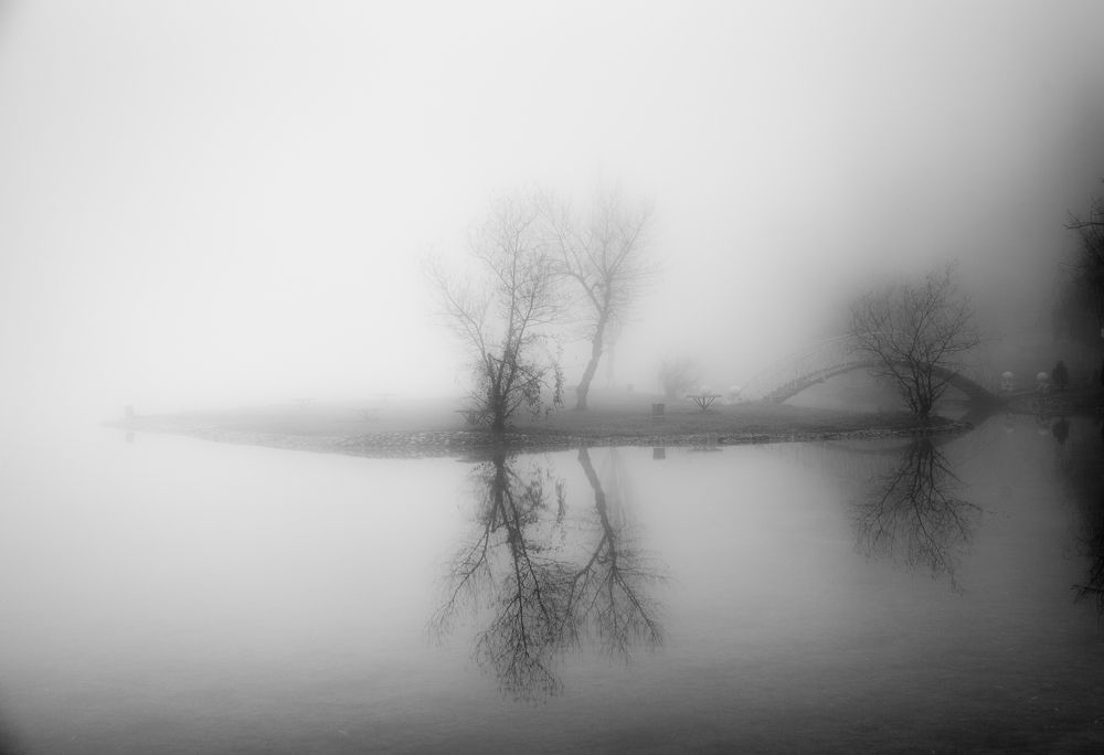 В туманной пелене уходит осень ...