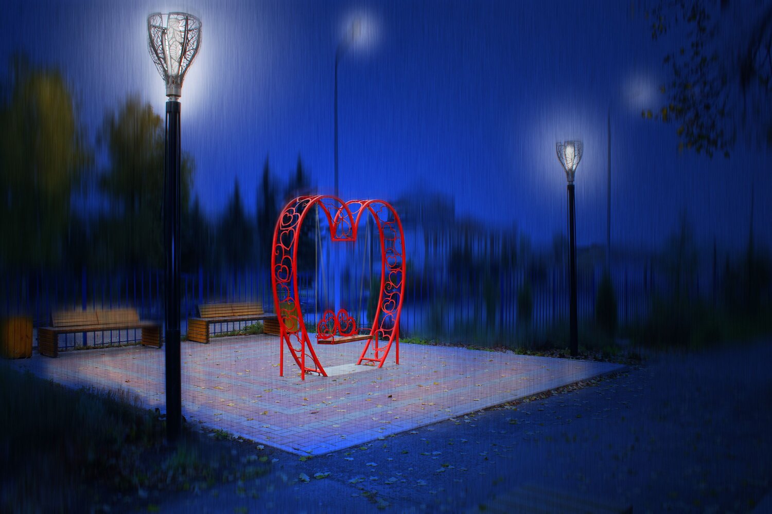 Качели в парке.