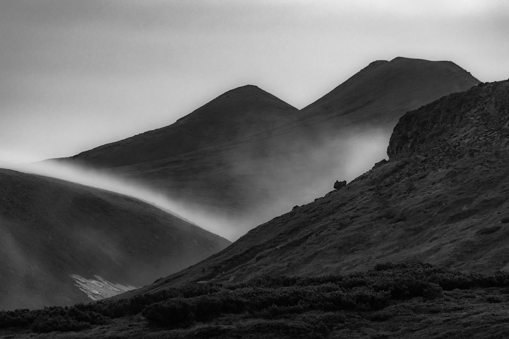 Туманные контуры гор