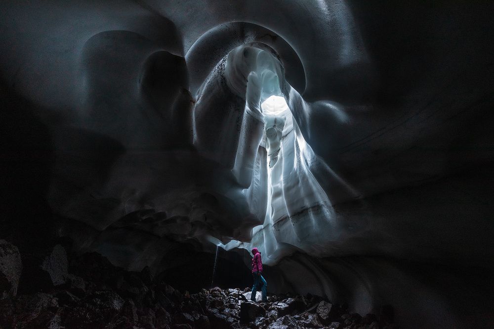 В Ледяной пещере на Камчатке