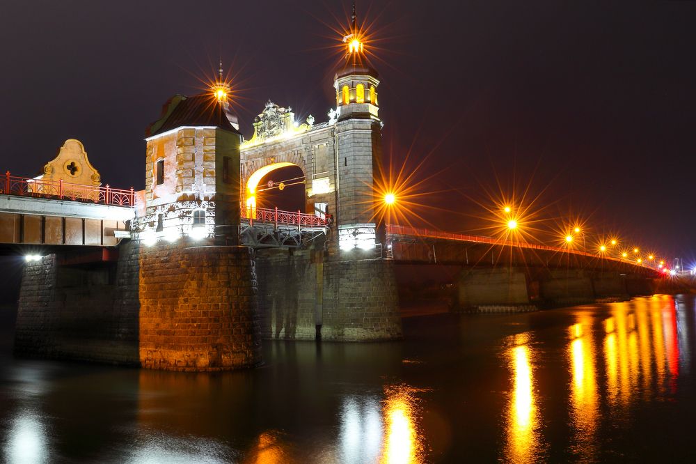 Мост Королевы Луизы ночью