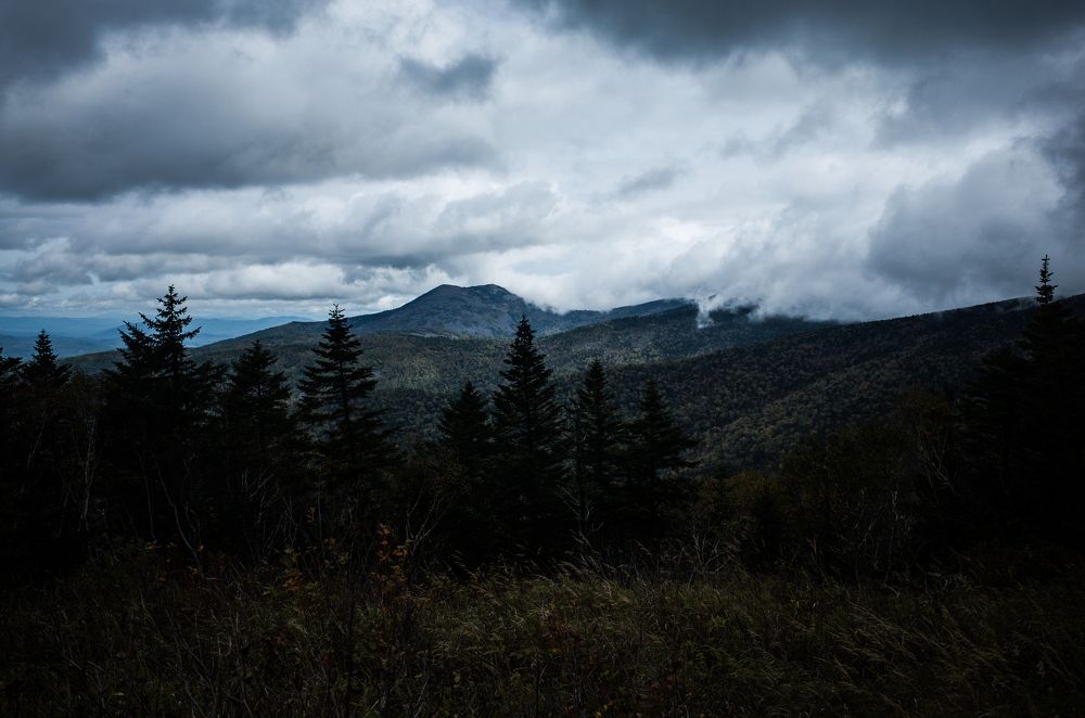 Мрачный горный взор.