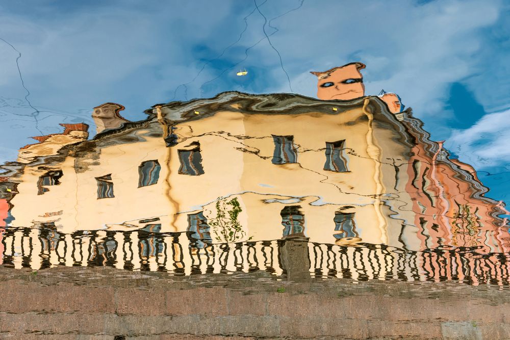 Подозрительный дом. Осенние отражения канала Грибоедова