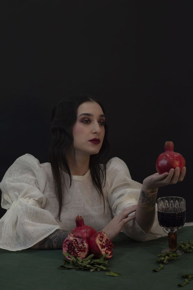 Девушка с гранатом