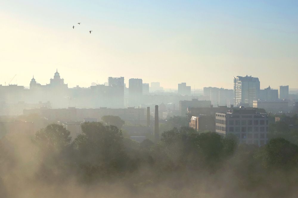 ГОРОД В УТРЕННЕМ ЛЕТНЕМ ТУМАНЕ…